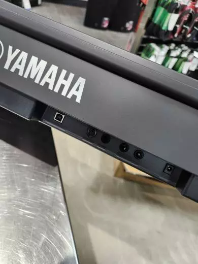 Yamaha - P225 B 2